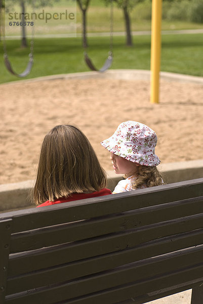 sitzend  Sitzbank  Bank  Spielplatz  Mädchen  Saskatchewan