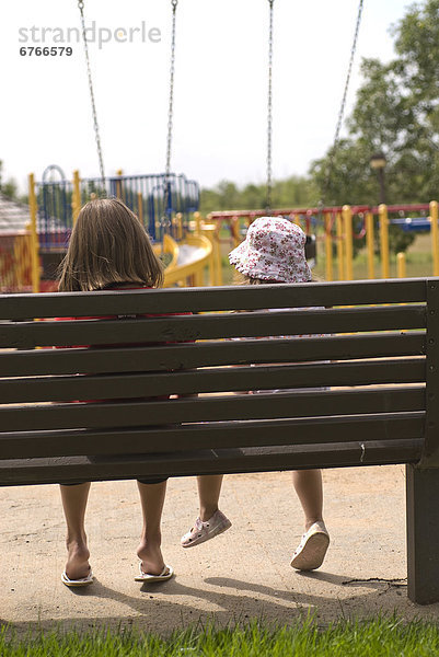 sitzend Sitzbank Bank Spielplatz Mädchen Saskatchewan