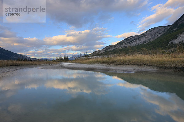 Berg  Sommer  Fluss  Athabasca River  Jasper Nationalpark  Alberta