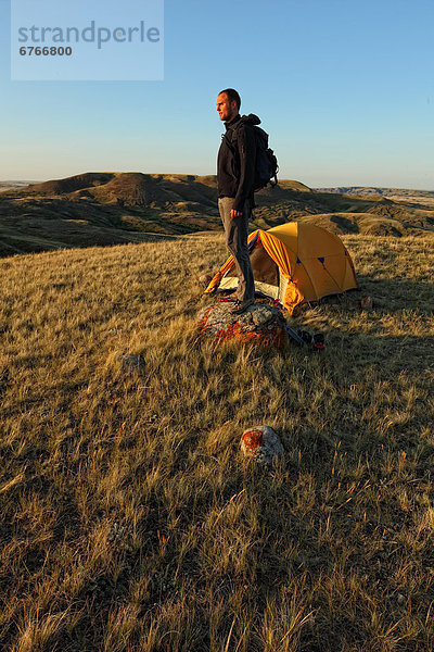 stehend  Mann  Morgendämmerung  Zelt  frontal  Saskatchewan
