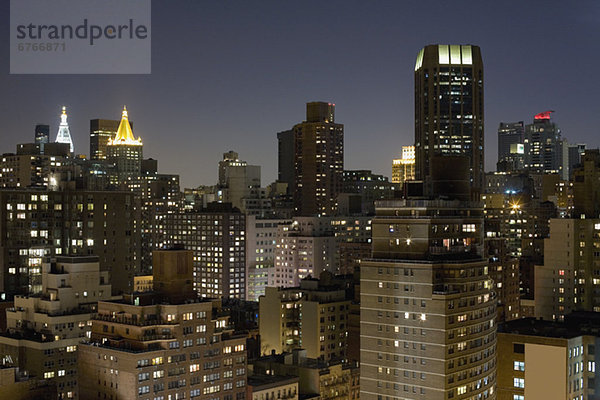 Skyline von New York in der Abenddämmerung