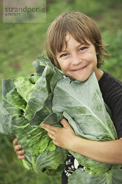 Portrait  Junge - Person  halten  Salat  5-9 Jahre  5 bis 9 Jahre