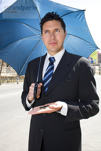 Geschäftsmann  Regenschirm  Schirm  halten  Geld  Ontario  Toronto