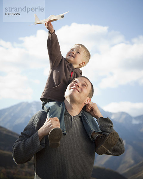 Vater und Sohn spielen