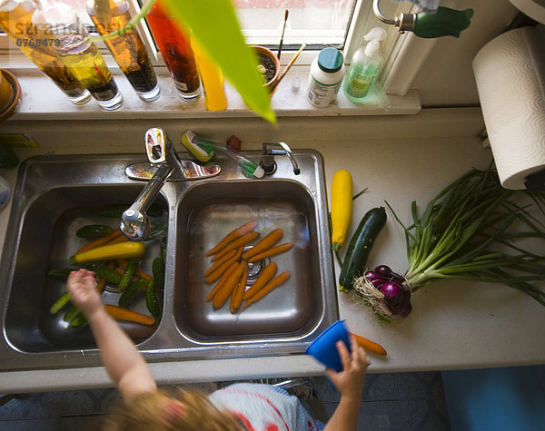 Spülbecken  Frische  Reinigung  Gemüse  jung  Saskatchewan  Mädchen