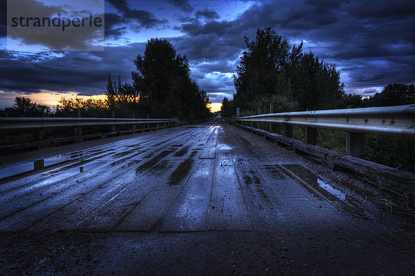 nahe  Sommer  Nacht  nass  über  Sturm  Brücke  Fluss  Alberta  Stör