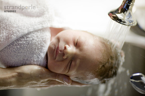 Neugeborenes  neugeboren  Neugeborene  Junge - Person  waschen  Krankenhaus  Zeit  Baby