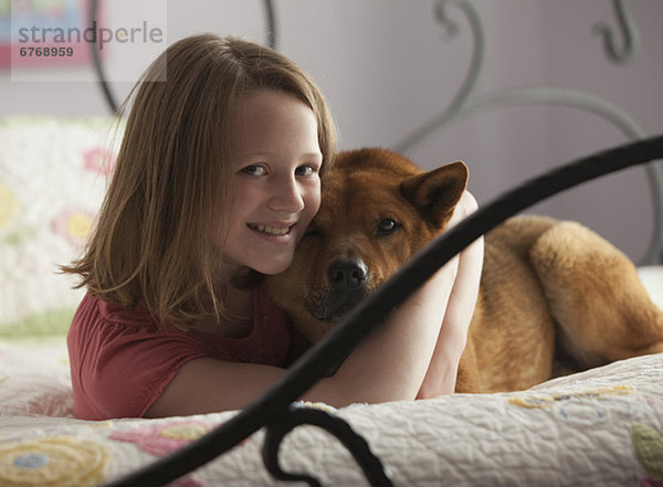 umarmen  Bett  Hund  jung  Mädchen