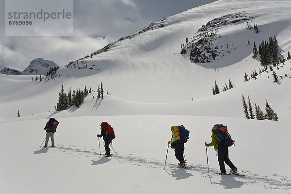 folgen  Campingplatz  Bach  Karussell  rot  Schneeschuh  British Columbia