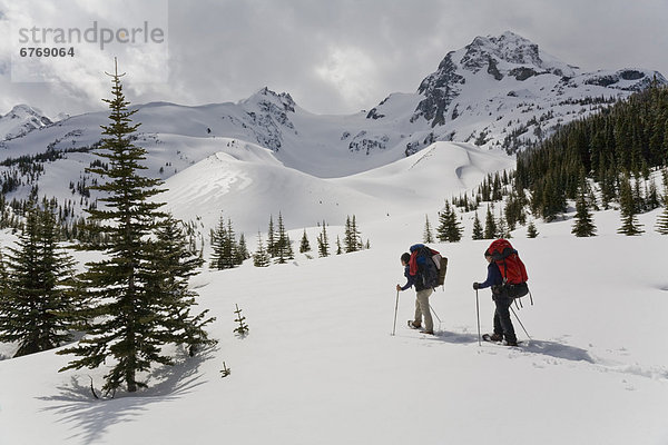 Mensch  Menschen  folgen  Hintergrund  Bach  Karussell  rot  British Columbia  Schneeschuhlaufen