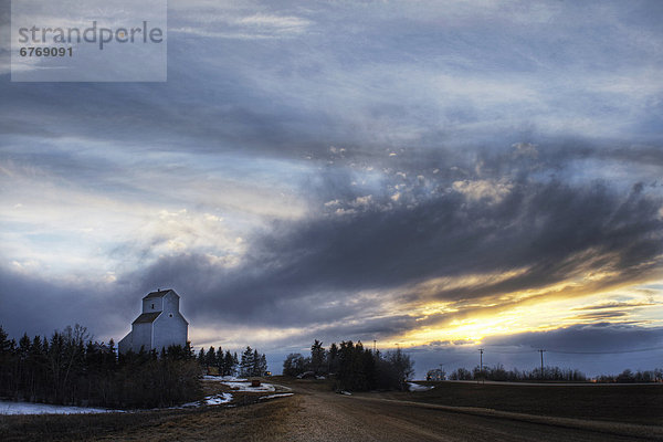Ländliches Motiv  ländliche Motive  Getreidesilo  Himmel  Landschaft  Sturm  Alberta