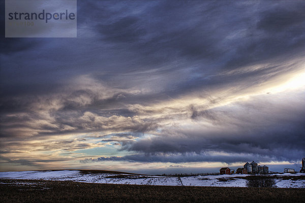 entfernt  Sonnenuntergang  Landschaft  Schnee  Bauernhof  Hof  Höfe  Alberta  Distanz