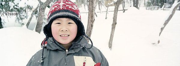 Junge - Person  Kleidung  Mütze  Montreal  Quebec  Schnee  vietnamesisch