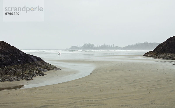 Mensch Menschen gehen Strand lang langes langer lange British Columbia Brandung