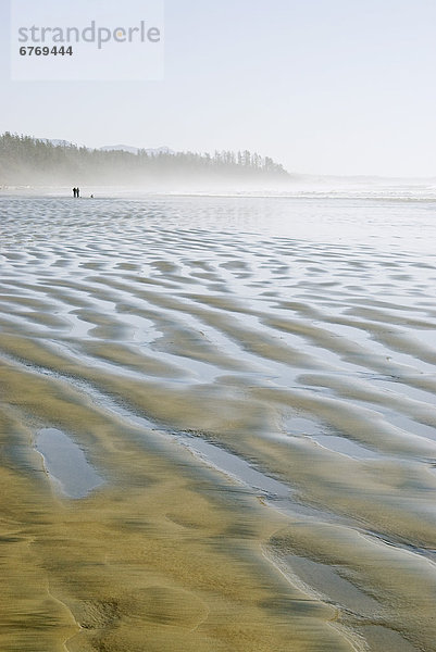 Mensch sehen Menschen Strand lang langes langer lange British Columbia Brandung