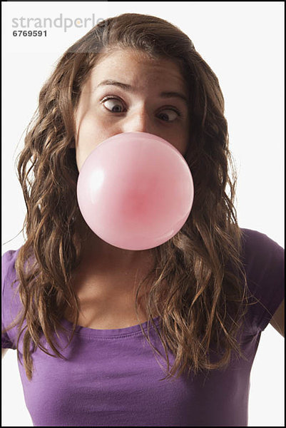 Junge Frau weht Bubble gum