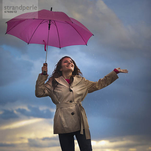 Frau  Regenschirm  Schirm  Himmel  unterhalb  jung  Bewölkung  bewölkt  bedeckt