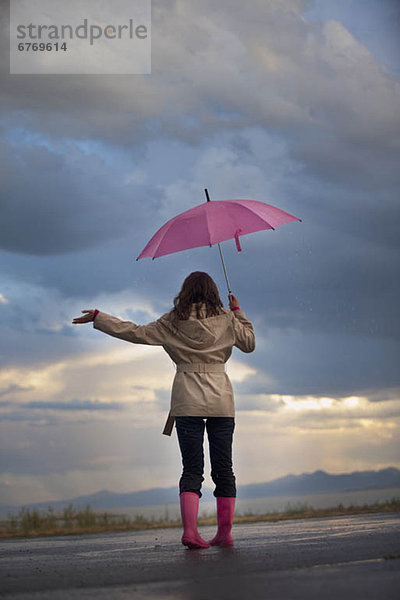 Frau  Regenschirm  Schirm  Himmel  unterhalb  jung  Bewölkung  bewölkt  bedeckt