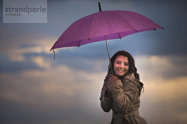 Frau  Regenschirm  Schirm  Himmel  unterhalb  jung  Bewölkung  bewölkt  bedeckt