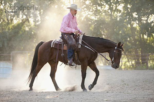 Senior  Senioren  Mann  fahren  reiten - Pferd  Ranch