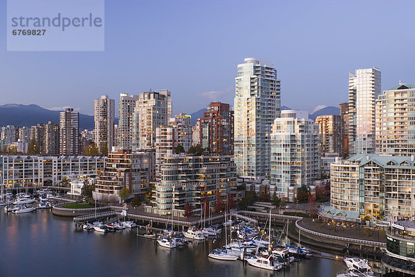 Skyline  Skylines  Bach  unaufrichtig  British Columbia  Innenstadt  Dämmerung  Vancouver