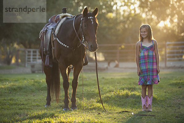 stehend  Paddock  Koppel  5-9 Jahre  5 bis 9 Jahre  Mädchen