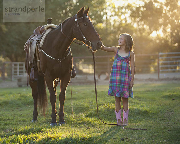 streicheln  Paddock  Koppel  5-9 Jahre  5 bis 9 Jahre  Mädchen