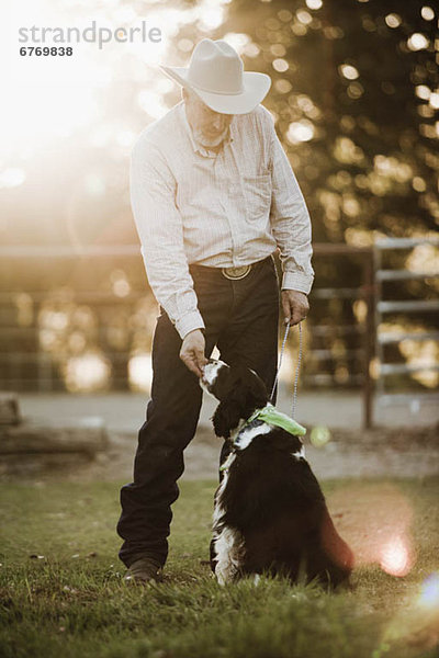 Hund  Cowboy  füttern  Ranch