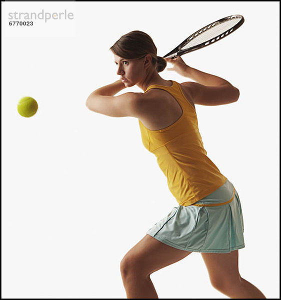 Junge Frau Tennisspielen