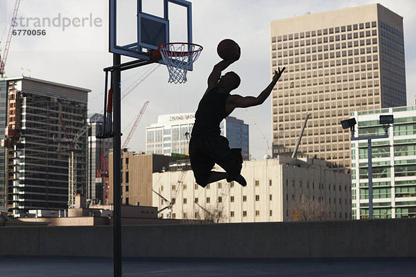 Vereinigte Staaten von Amerika  USA  Mann  Silhouette  Basketball  jung  spielen  Salt Lake City  Utah