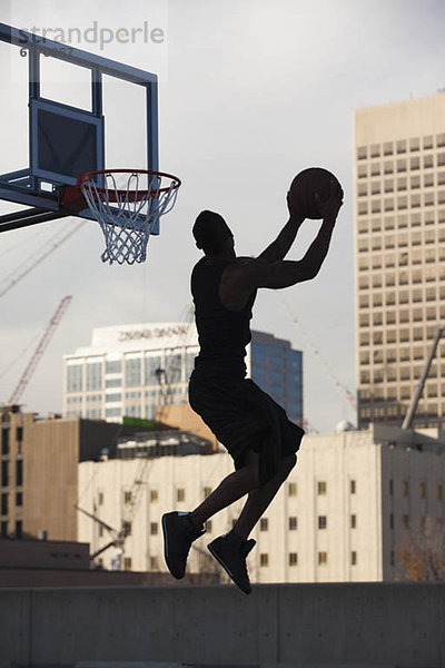 Vereinigte Staaten von Amerika  USA  Mann  Silhouette  Basketball  jung  spielen  Salt Lake City  Utah