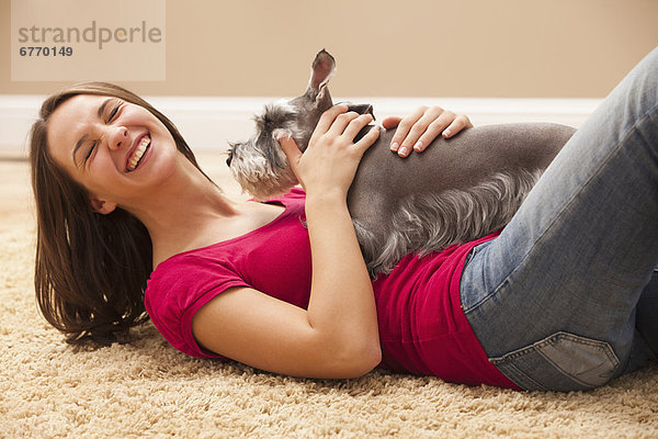 Frau  jung  Schnauzer  spielen