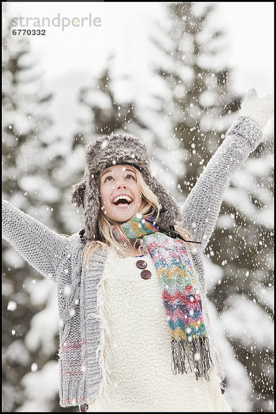 Vereinigte Staaten von Amerika  USA  Frau  Winter  werfen  Kleidung  Himmel  jung  Salt Lake City  Schnee  Utah