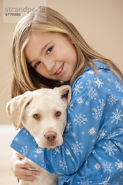 Portrait  umarmen  Labrador  10-11 Jahre  10 bis 11 Jahre  Mädchen