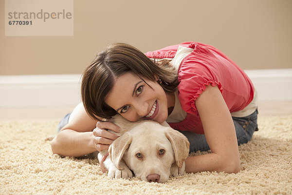 Portrait  Frau  umarmen  Teppichboden  Teppich  Teppiche  Labrador