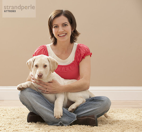 Portrait  Frau  umarmen  Teppichboden  Teppich  Teppiche  Labrador