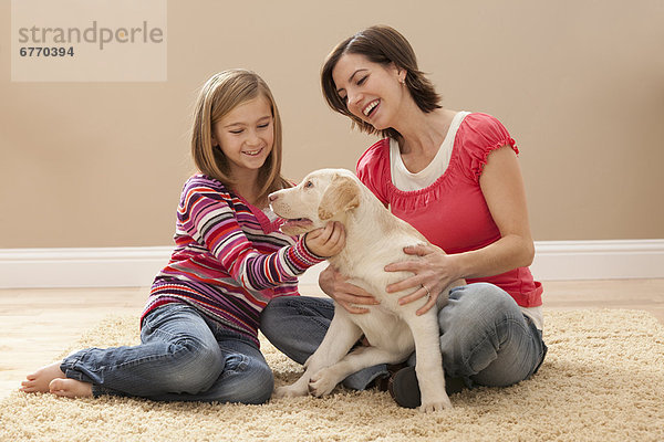 Teppichboden  Teppich  Teppiche  Labrador  Tochter  10-11 Jahre  10 bis 11 Jahre  Mutter - Mensch  spielen