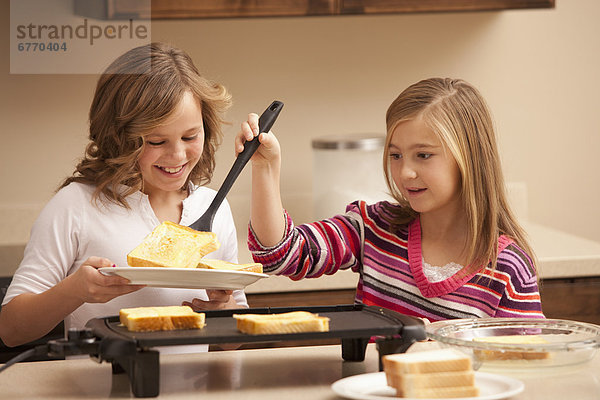 Vorbereitung  Küche  2  Toastbrot  Mädchen  10-11 Jahre  10 bis 11 Jahre