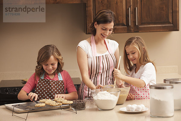 Küche backen backend backt Tochter 10-11 Jahre 10 bis 11 Jahre Mutter - Mensch