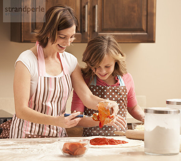 Vorbereitung  Küche  Tochter  Pizza  10-11 Jahre  10 bis 11 Jahre  Mutter - Mensch