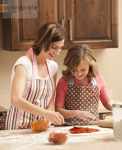 Vorbereitung  Küche  Tochter  Pizza  10-11 Jahre  10 bis 11 Jahre  Mutter - Mensch