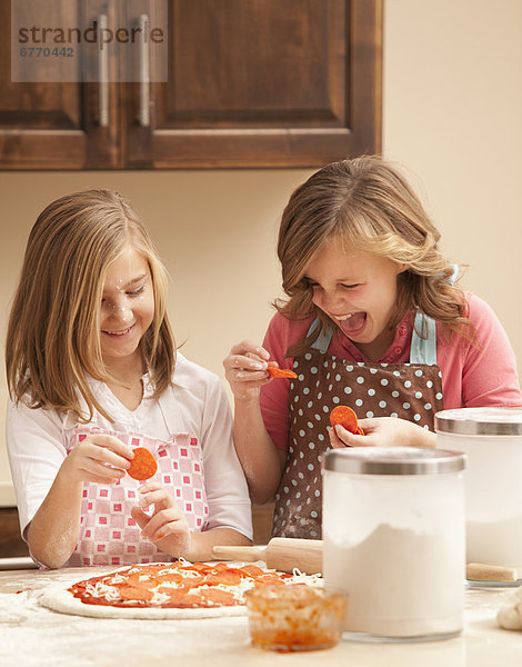 Vorbereitung  Küche  2  Mädchen  Pizza  10-11 Jahre  10 bis 11 Jahre