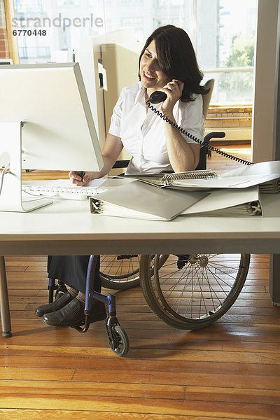 Behindertensport  Frau  arbeiten  Büro  Behinderung  Rollstuhl