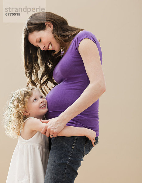 Vereinigte Staaten von Amerika  USA  Portrait  umarmen  Schwangerschaft  2-3 Jahre  2 bis 3 Jahre  Mädchen  Mutter - Mensch  Utah