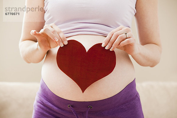 Vereinigte Staaten von Amerika  USA  Frau  halten  Schwangerschaft  rot  jung  herzförmig  Herz  Utah