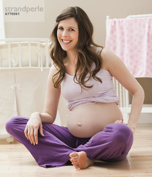 Vereinigte Staaten von Amerika  USA  sitzend  Frau  Boden  Fußboden  Fußböden  Schwangerschaft  jung  Utah