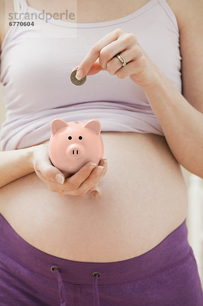 Vereinigte Staaten von Amerika USA Sparschwein Frau Schwangerschaft pink jung Geldmünze