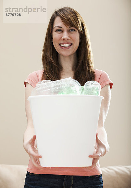 Portrait  Frau  lächeln  Recycling  halten  Kunststoff  Studioaufnahme  Flasche