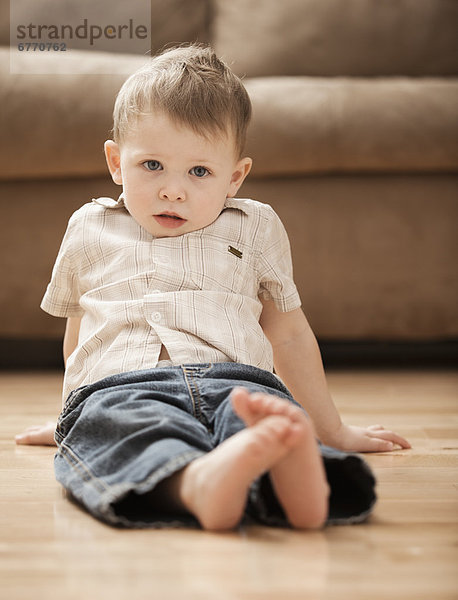 Vereinigte Staaten von Amerika  USA  sitzend  Portrait  Boden  Fußboden  Fußböden  Junge - Person  2-3 Jahre  2 bis 3 Jahre  Utah