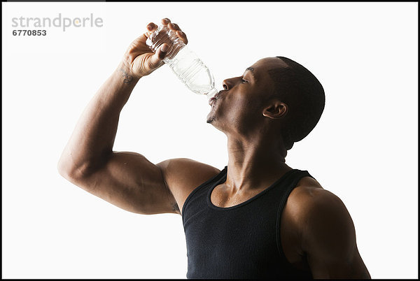 Wasser  Mann  trinken  schießen  Studioaufnahme  Flasche